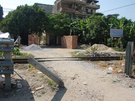 Hành lang an toàn đường tàu bị phá dỡ mà chính quyền không biết?