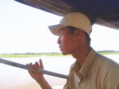 Người thanh niên vùng Đồng Tháp Mười băn khoăn về nguồn thủy sản ở đây giảm đáng kể khi phù sa và dinh dưỡng do Mekong mang về ngày càng ít Ảnh: Quốc Dũng