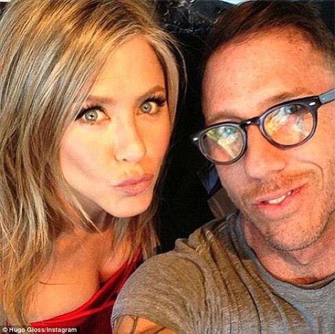 Nữ diễn viên xinh đẹp Jennifer Aniston chu môi xìtin khi chụp ảnh tự sướng cùng một người bạn, dù cô đang mặc trên mình bộ đầm lộng lẫy chuẩn bị đến dự giải Oscar