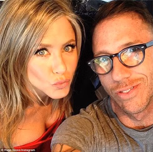 Nữ diễn viên xinh đẹp Jennifer Aniston chu môi xìtin khi chụp ảnh tự sướng cùng một người bạn, dù cô đang mặc trên mình bộ đầm lộng lẫy chuẩn bị đến dự giải Oscar