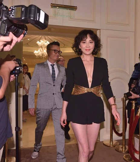 ‘Phát sốt’ với gu mặc ngày càng táo bạo của mỹ nhân U60 Lưu Gia Linh ảnh 2