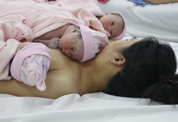 Sản phụ sinh ba bé gái đều cân nặng trên 2,5 kg ảnh 2