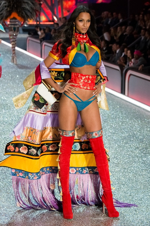 Dáng ngọc hoàn hảo của thiên thần Victoria’s Secret cao 1m84 ảnh 9