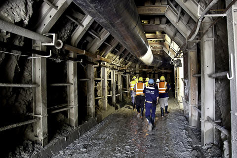 Lò tinh luyện vàng đặt sâu 300-400 mét dưới lòng núi, lối vào như một ống cống ngầm.