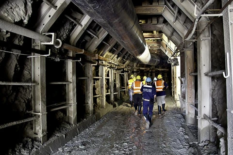 Lò tinh luyện vàng đặt sâu 300-400 mét dưới lòng núi, lối vào như một ống cống ngầm.