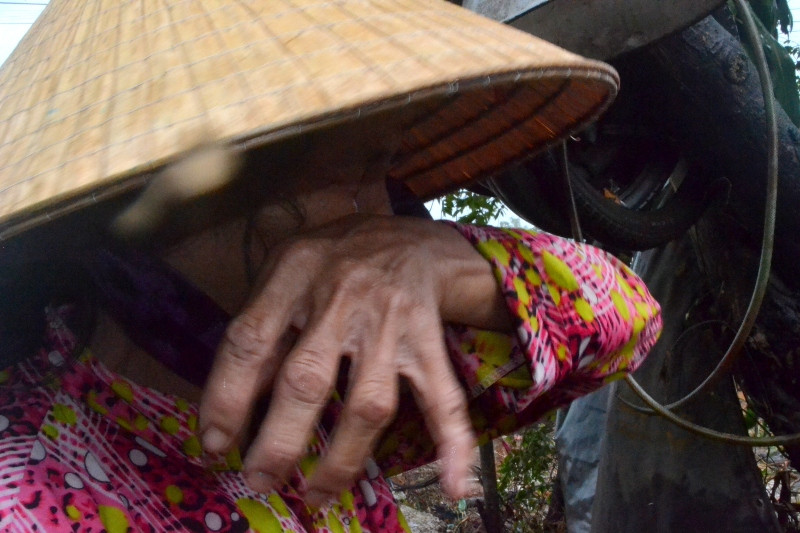 Mẹ con bà Hoa mất nhà, trắng tay và vô vọng. Ảnh Việt Hương