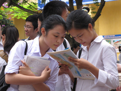 Thí sinh trao đổi bài sau giờ thi môn Địa lý sáng nay, 3 - 6. Ảnh: Tuấn Nguyễn. Thí sinh trao đổi bài sau giờ thi môn Địa lý sáng nay, 3 - 6. Ảnh: Tuấn Nguyễn