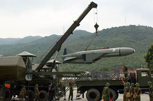 Tên lửa hành trình chống tàu cận âm P-15 Termit (NATO định danh là SS-N-2) do Liên Xô sản xuất được trang bị trong quân chủng hải quân Việt Nam. P-15 Termit lắp đầu đạn thuốc nổ nặng tới 454 kg, tầm bắn 80 km, tốc độ hành trình cận âm. Tên lửa P-15 Termit trang bị trên nhiều phương tiện chiến đấu của Hải quân nhân dân Việt Nam. Trong ảnh là bộ đội hải quân đang triển khai nạp đạn P-15 Termit lên bệ phóng tổ hợp tên lửa phòng thủ bờ biển 4K51 Rubezh. Tên lửa P-15 Termit trang bị trên nhiều phương tiện chiến đấu của Hải quân nhân dân Việt Nam. Trong ảnh là bộ đội hải quân đang triển khai nạp đạn P-15 Termit lên bệ phóng tổ hợp tên lửa phòng thủ bờ biển 4K51 Rubezh.