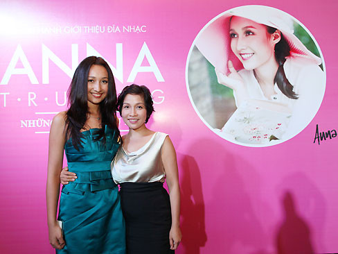 Hai mẹ con Anna - Mỹ Linh