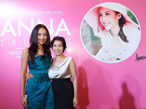 Hai mẹ con Anna - Mỹ Linh