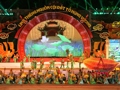 Biểu diễn văn nghệ trong lễ Giỗ tổ Hùng Vương năm 2013 ở Phú Thọ. Ảnh: Ngọc Châu. Biểu diễn văn nghệ trong lễ Giỗ tổ Hùng Vương năm 2013 ở Phú Thọ. Ảnh: Ngọc Châu