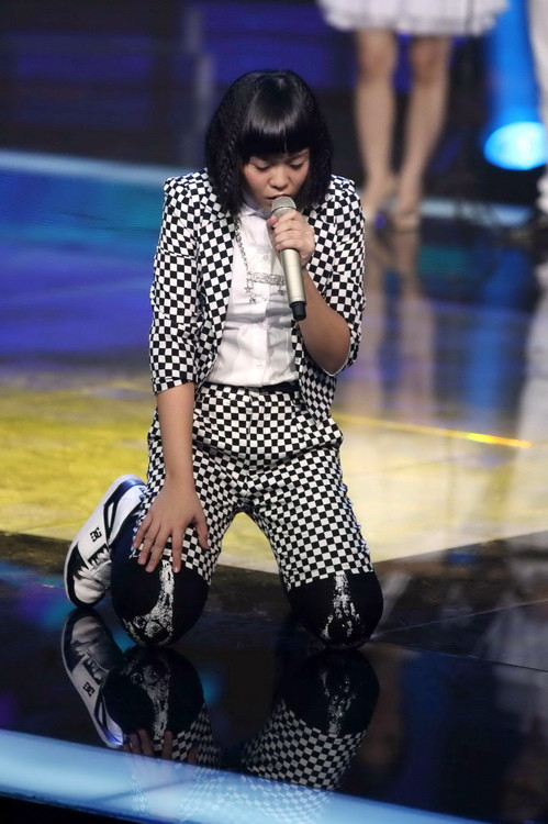 Cô bé Khánh Hà, 15 tuổi, chọn ca khúc If I were a boy, một bản hit đình đám của nữ ca sĩ người Mỹ Beyonce