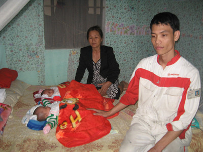 Anh Thường bên hai đứa con song sinh vừa chào đời đã mất mẹ. Anh Thường bên hai đứa con song sinh vừa chào đời đã mất mẹ