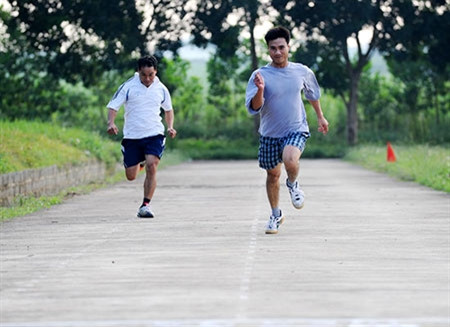 Các phi công luôn phải kiểm tra định kỳ bài tập thể lực . Các phi công luôn phải kiểm tra định kỳ bài tập thể lực