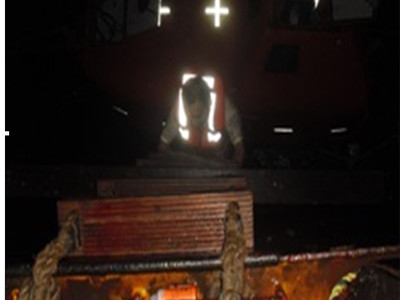 Sau khi trợ giúp 15 thuyền viên lên tàu, thuyền trưởng Nguyễn Minh Luân là người lên cuối cùng. Tuy nhiên, khi mới leo được vài bậc thang, vị thuyền trưởng 51 tuổi này bỗng tuột tay, rơi xuống biển.