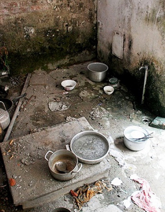 Khu vệ sinh chung bẩn là nguyên nhân dẫn đến tình trạng lây lan nhanh chóng của các dịch bệnh. Khu vệ sinh chung bẩn là nguyên nhân dẫn đến tình trạng lây lan nhanh chóng của các dịch bệnh