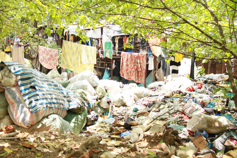 Rác ngồn ngang khắp mọi nơi. Phía trước bãi rác này là nơi ăn chốn ở, cũng là nơi phân loại các loại phế liệu để mang đi bán. Ảnh: Trường Phong
