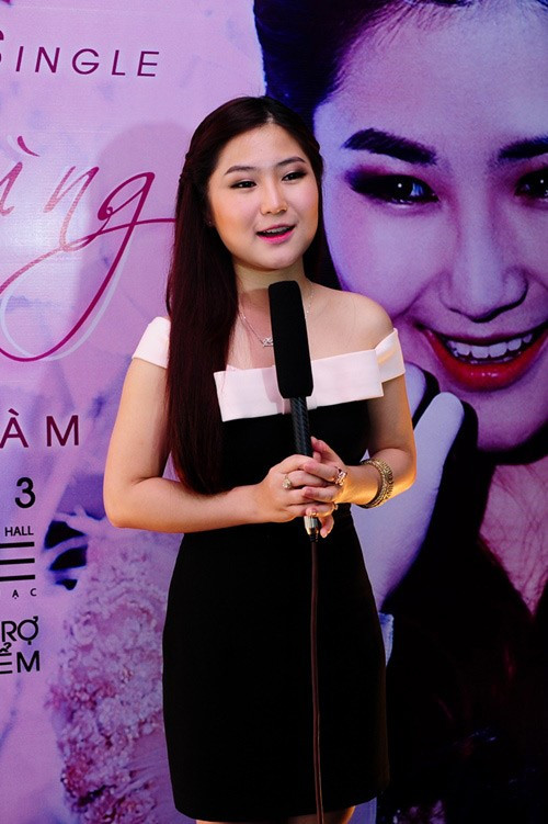 Chiếc đầm nơ đen có vẻ quá quý phái so với tuổi 18