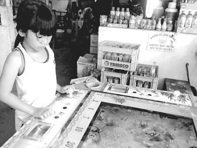 Bé gái này chơi nhiều giờ tại một điểm “bắn cá”