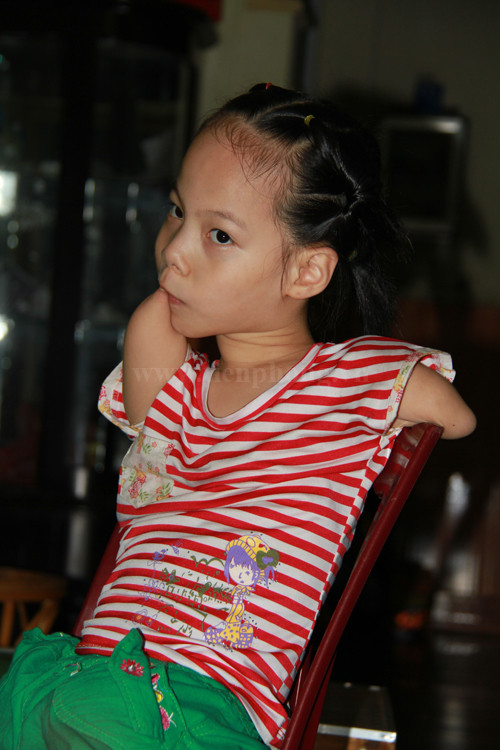 Phút suy tư của bé Linh Chi. Ảnh: Trường Phong