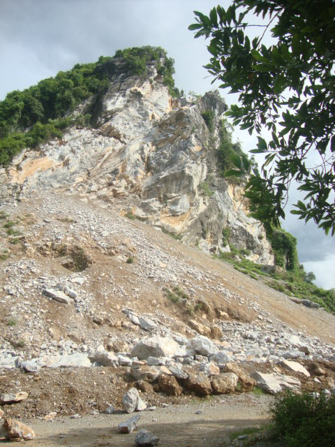 Khai thác đá ở đây diễn ra đã khá lâu, bằng chứng là nhiều ngọn núi đã bị cạo trọc đến tận ngọn. Ảnh: H.N. Khai thác đá ở đây diễn ra đã khá lâu, bằng chứng là nhiều ngọn núi đã bị cạo trọc đến tận ngọn. Ảnh: H.N