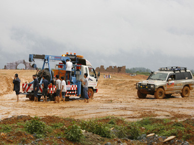 Ngay cả xe cứu hộ cũng cần tới sự trợ giúp của xe tham dự thi