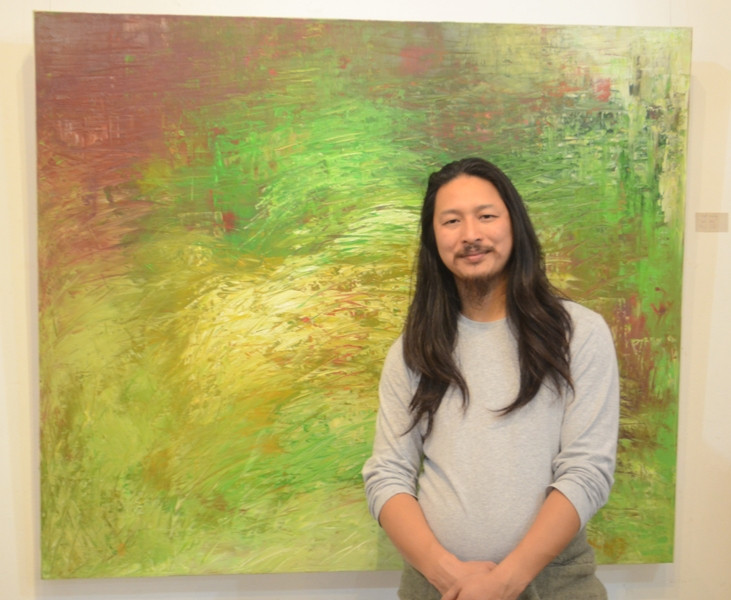 Họa sĩ Thái Tĩnh bên tác phẩm của mình