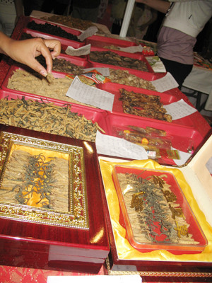 Siết thực phẩm chức năng giúp người tiêu dùng đỡ mất tiền oan. ảnh: L.N