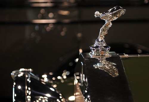 Logo Spirit of Ecstasy trên chiếc Rolls Royce 25/30 HP/Sedanca de Ville đời 1937 tại bảo tàng Nethercutt tại Sylmar, California, Mỹ. Ảnh Getty Images. Logo Spirit of Ecstasy trên chiếc Rolls Royce 25/30 HP/Sedanca de Ville đời 1937 tại bảo tàng Nethercutt tại Sylmar, California, Mỹ. Ảnh Getty Images