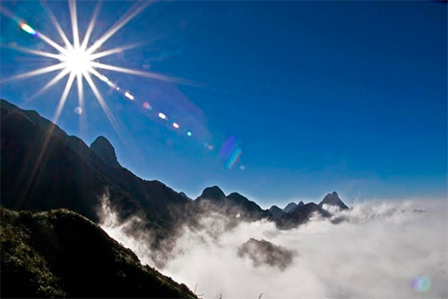  Gió và mây tạo nên những đợt sóng trùng điệp