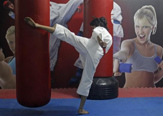 Nữ sinh Sweety, 22 tuổi tại New Delhi tham gia lớp học võ Karate và Taekwondo với mục đích tự vệ. Cô chia sẻ “những thanh niên trong khu phố giờ đây đã sợ tôi sau khi nhìn thấy tôi hạ gục một gã trước đám đông khi gã này dám trêu ghẹo tôi”