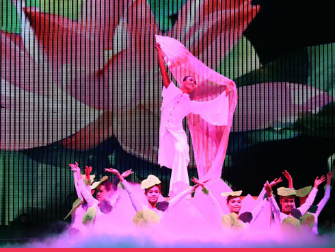 Tô Lâm mang giày mũi cứng, thể hiện bài múa đương đại trên nền ca khúc Giấc mơ trưa