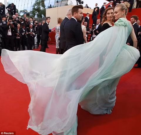 Mỹ nhân Hollywood diện một bộ váy màu xanh đẹp như nữ thần. Mỹ nhân Hollywood diện một bộ váy màu xanh đẹp như nữ thần