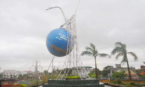 Cột truyền thanh, truyền hình 52m ở Uông Bí, Quảng Ninh bị gẫy. Ảnh: Zing 