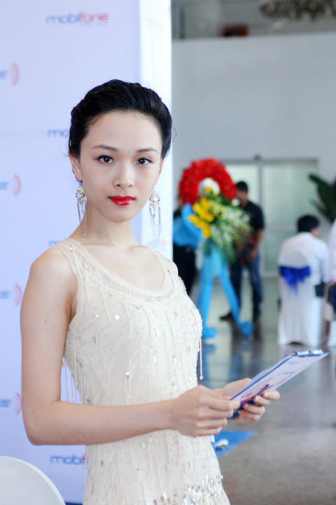 Người đẹp diện một chiếc váy màu kem đính đá và lông vũ rất sang trọng