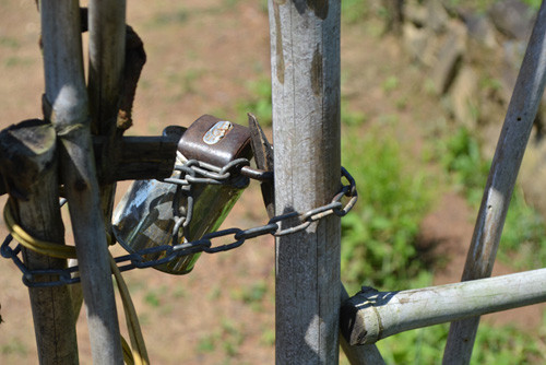 Khóa chặt cổng. Khóa chặt cổng