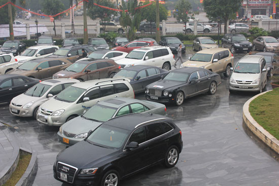 Phía trước trung tâm tiệc cưới, những chiếc xe siêu sang đến tham dự đám cưới của Hoàng