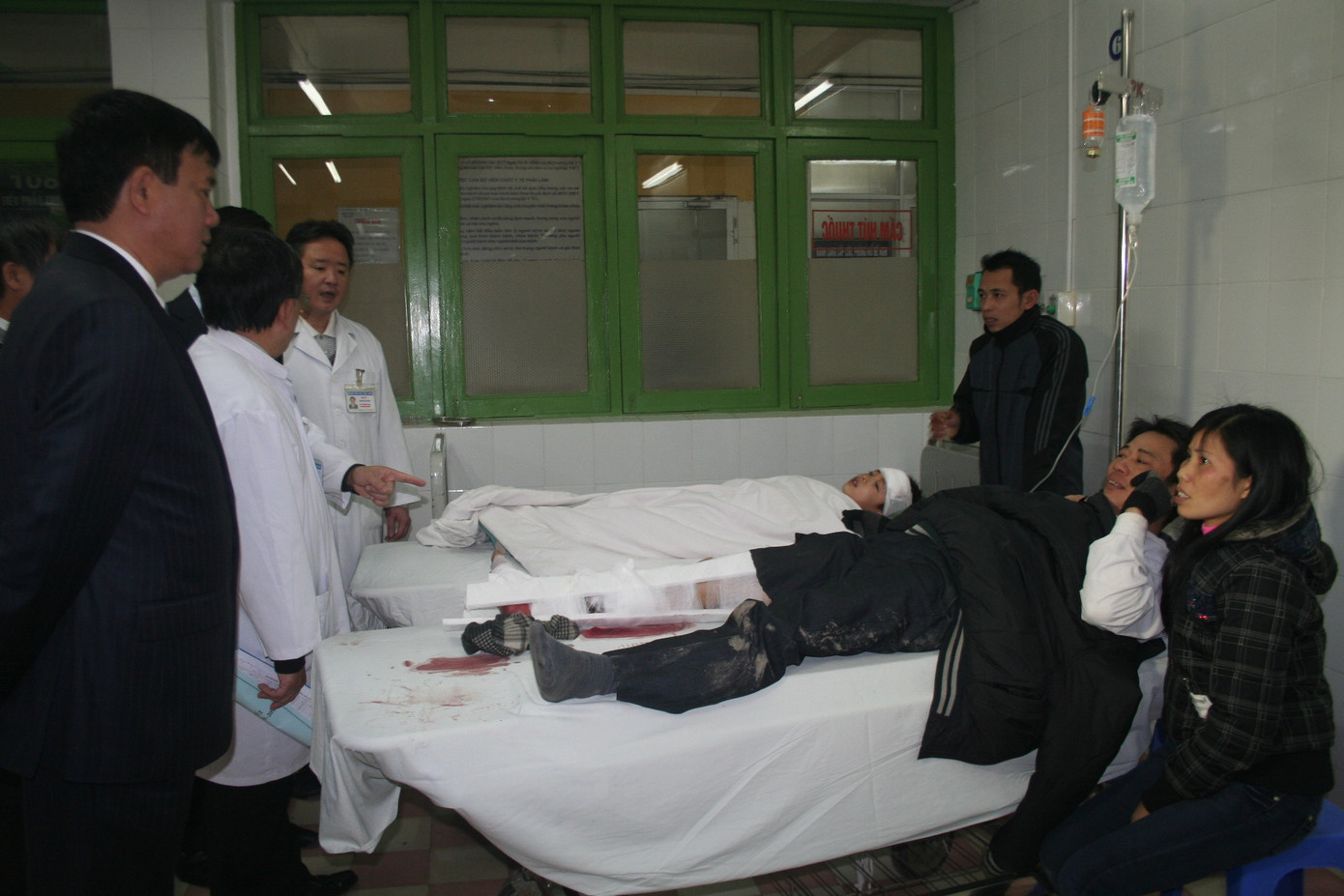 Nhiều người bị tai nạn giao thông nhạc nhiên khi Bộ trưởng Bộ giao thông tới thăm.. Nhiều người bị tai nạn giao thông nhạc nhiên khi Bộ trưởng Bộ giao thông tới thăm.