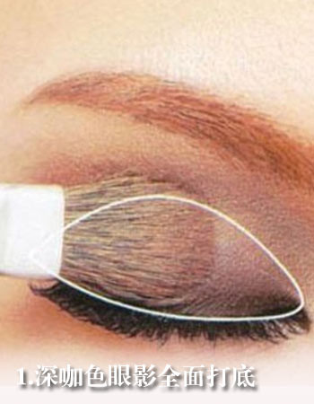 7 bước dễ dàng để biến thành Angelababy Dùng gam cafe sẫm để đánh lót nền toàn bộ bầu mắt. Dùng gam sẫm hơn để nhấn vào khu vực trung tâm bầu mắt. Phần mi phía dưới kẻ gam cafe sẫm. Lấy gam trắng tạo điểm nhấn ở hai bên khóe mắt. Dùng chì đen kẻ đều bao quanh trên và dưới mắt Dùng phấn hồng phớt thoa đều và trang điểm phần gò má cao hơi sẫm Sử dụng tông màu nude để tạo cho bờ môi vẻ tự nhiên và gợi cảm.