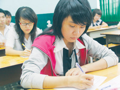 Thí sinh tại kỳ thi tốt nghiệp THPT năm 2010. Ảnh: Đ.N.T. Thí sinh tại kỳ thi tốt nghiệp THPT năm 2010. Ảnh: Đ.N.T