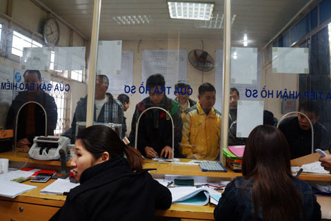 Vì khá đông nên Trạm đăng kiểm đã có thêm lực lượng tăng cường để đảm bảo việc đăng kiểm và thu phí nhanh chóng nhất