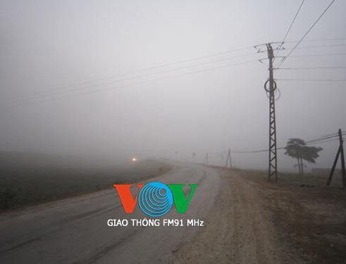 Tại khúc cua, sương mù làm giảm tầm nhìn rất nguy hiểm. Tại khúc cua, sương mù làm giảm tầm nhìn rất nguy hiểm