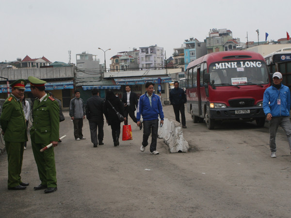 Bội thu chiều đi, nhưng hầu hết các nhà xe đều vắng khách chiều về, mỗi xe chỉ lẻ tẻ vài người bắt xe khách về quê