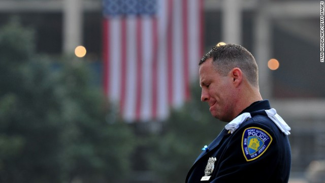 Một cảnh sát Mỹ bật khóc trước lễ tưởng niệm 