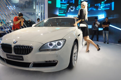 Bên cạnh mỗi chiếc xe của BMW là những người mẫu 'ngoại nhập' chuyên nghiệp