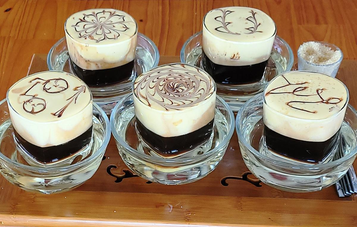 Theo giới thiệu của quán, món cà phê trên được pha chế từ sự kết hợp của nhiều loại phụ gia như mật ong rừng, trứng, sữa ong chúa và các loại rượu ngoại. Nguồn: Internet