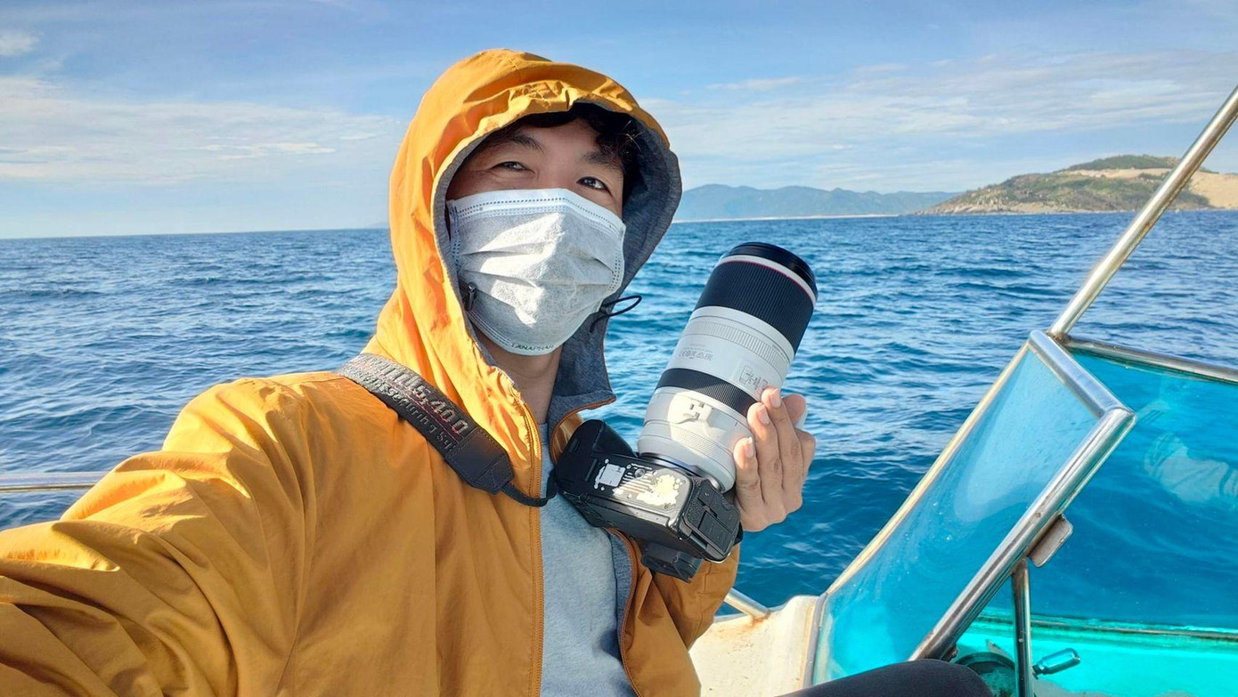 Hải An cùng "bảo bối" mang tới những bức ảnh cá voi để đời trên vùng biển Đề Gi. Ảnh: FBNV