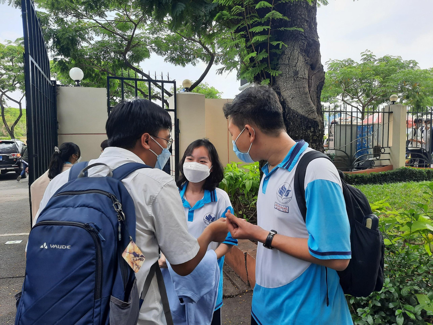 Thí sinh Thanh Tùng, Gia Kiệt và bạn cùng trường trao đổi với nhau về bài thi vừa rồi.