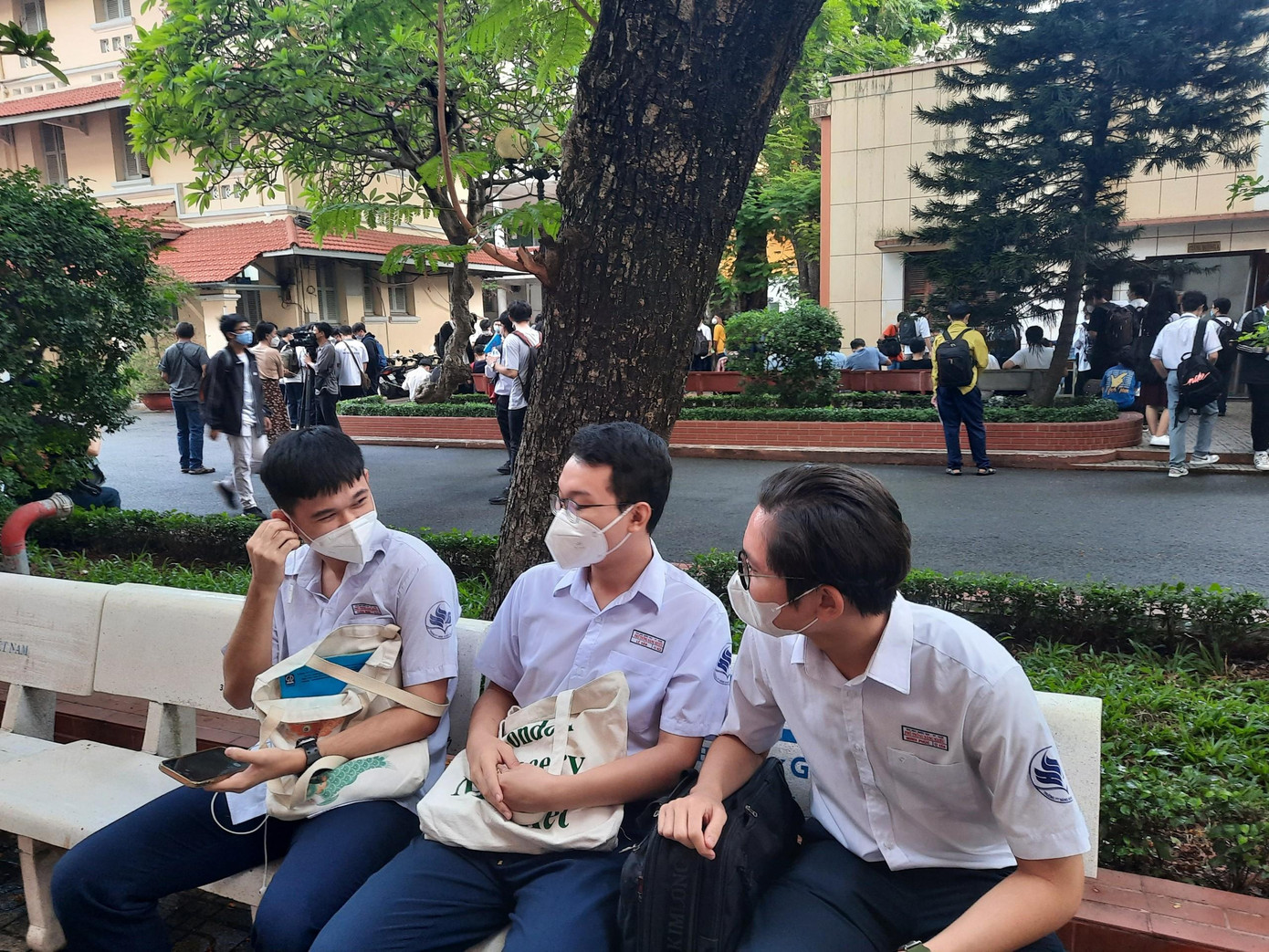 Thí sinh chuẩn bị bước vào phòng thi.