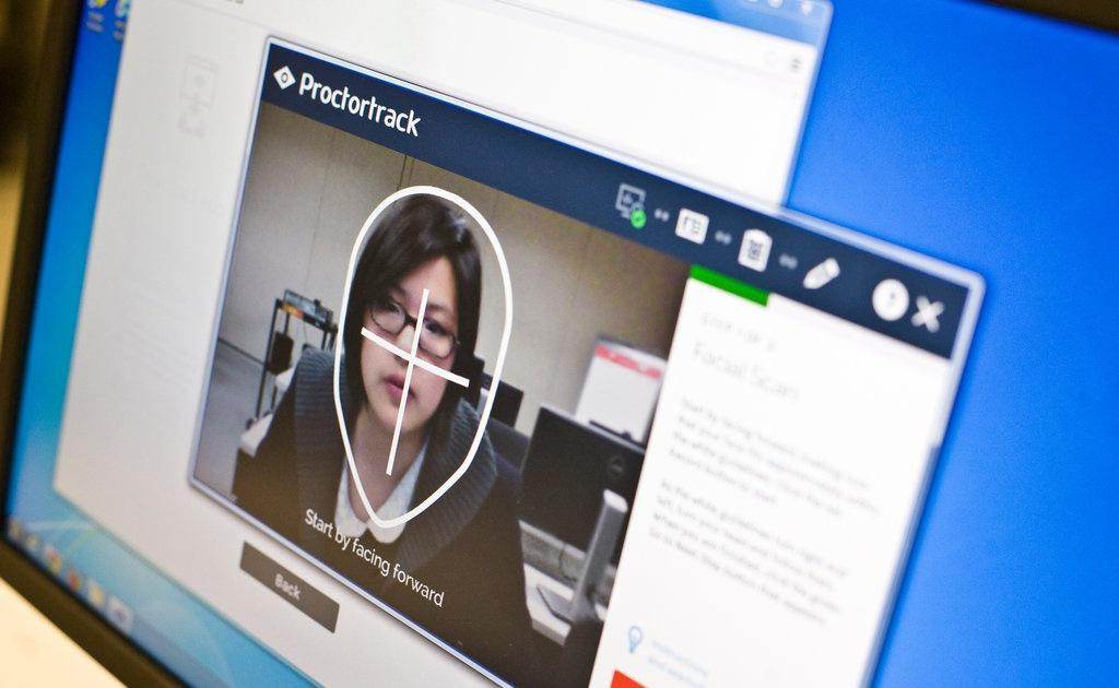 Hiện nay, việc ứng dụng công nghệ vào giáo dục đã hỗ trợ rất nhiều, nhất là trong tình hình học và thi online. Nguồn: Internet.